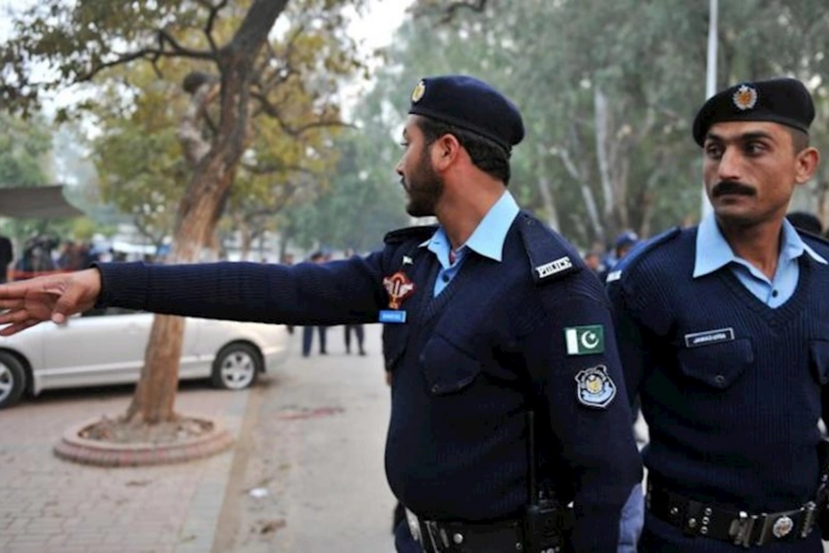 Pakistan polisi İmran Xanın evini mühasirəyə alıb