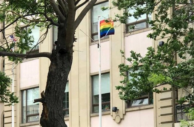 Bakıda səfirlik binasından LGBT bayrağı asıldı — FOTOLAR Bakıda səfirlik binasından LGBT bayrağı asıldı — FOTOLAR