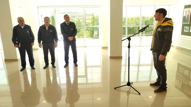 Açıq mikrofondan sonra vətəndaşın müraciətinə yerində baxış keçirildi — FOTOLAR Açıq mikrofondan sonra vətəndaşın müraciətinə yerində baxış keçirildi — FOTOLAR