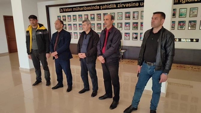 Açıq mikrofondan sonra vətəndaşın müraciətinə yerində baxış keçirildi — FOTOLAR Açıq mikrofondan sonra vətəndaşın müraciətinə yerində baxış keçirildi — FOTOLAR
