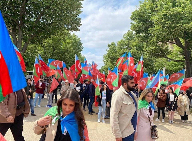 Berlində güney azərbaycanlılar etiraz aksiyası keçirib — YENİLƏNİB Berlində güney azərbaycanlılar etiraz aksiyası keçirib — YENİLƏNİB