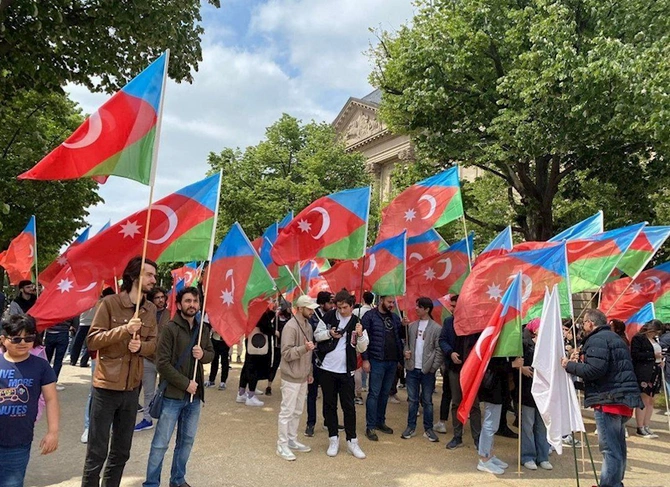 Berlində güney azərbaycanlılar etiraz aksiyası keçirib — YENİLƏNİB Berlində güney azərbaycanlılar etiraz aksiyası keçirib — YENİLƏNİB