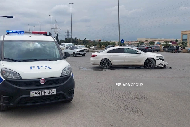 Gəncədə minik avtomobili yük maşını ilə toqquşub — FOTO