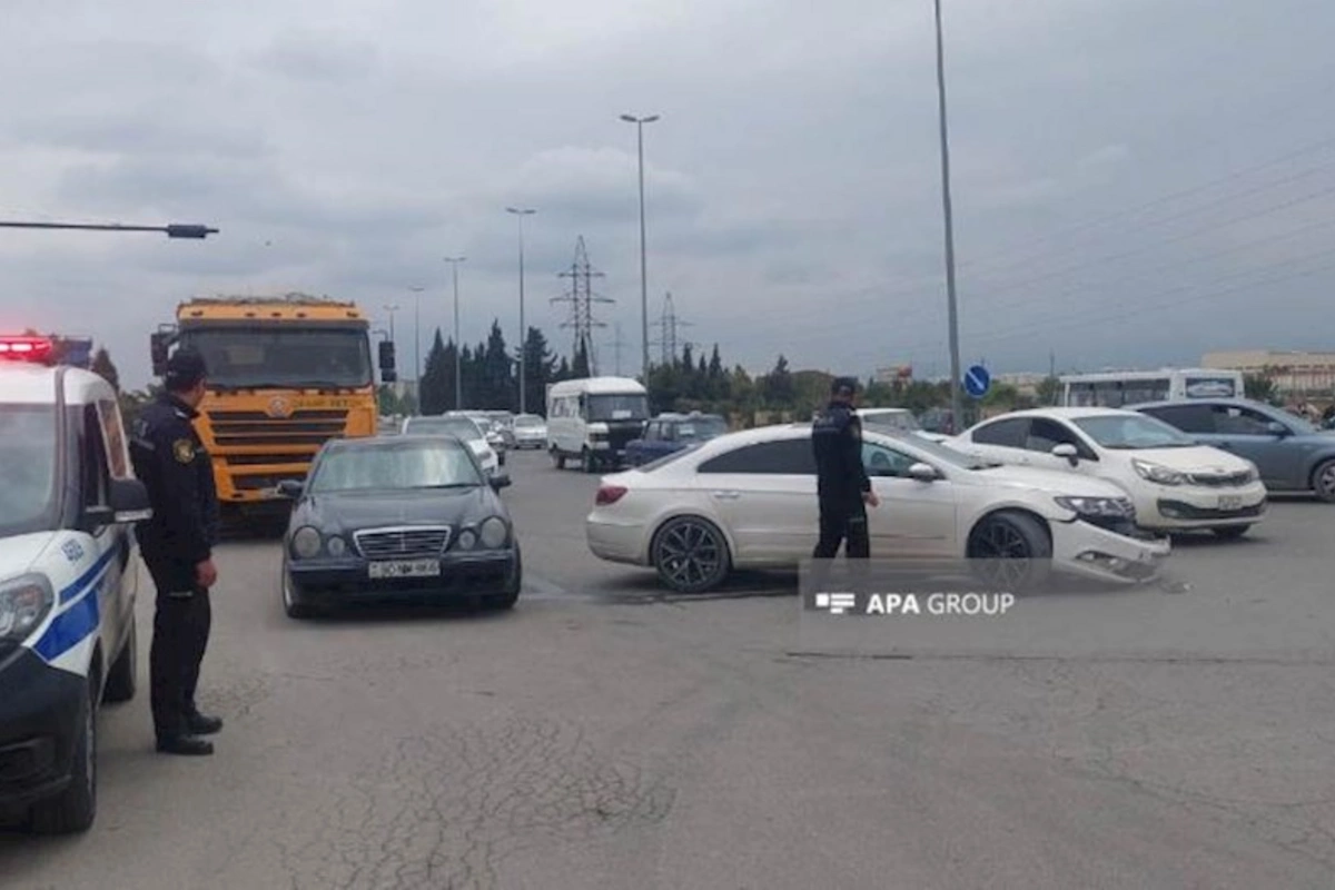 Gəncədə minik avtomobili yük maşını ilə toqquşub — FOTO