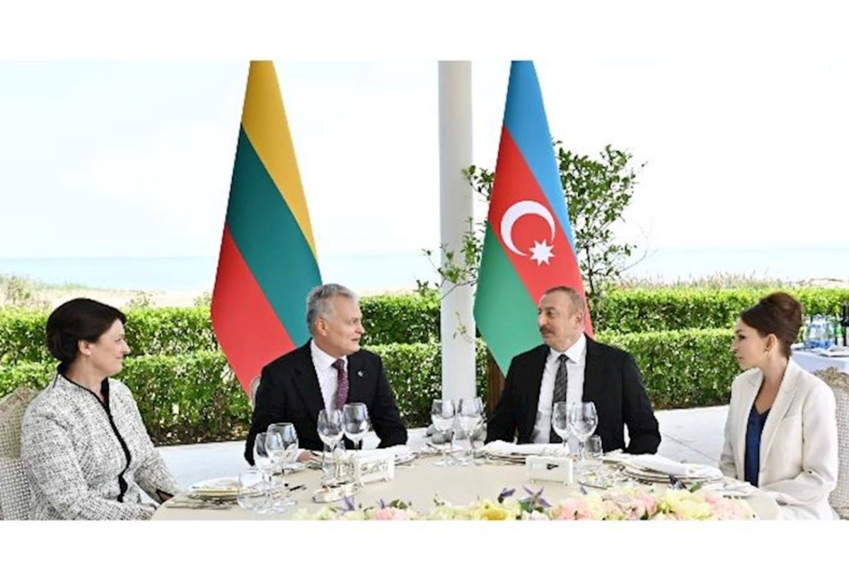 Prezident və birinci xanımın şərəfinə rəsmi lanç verilib