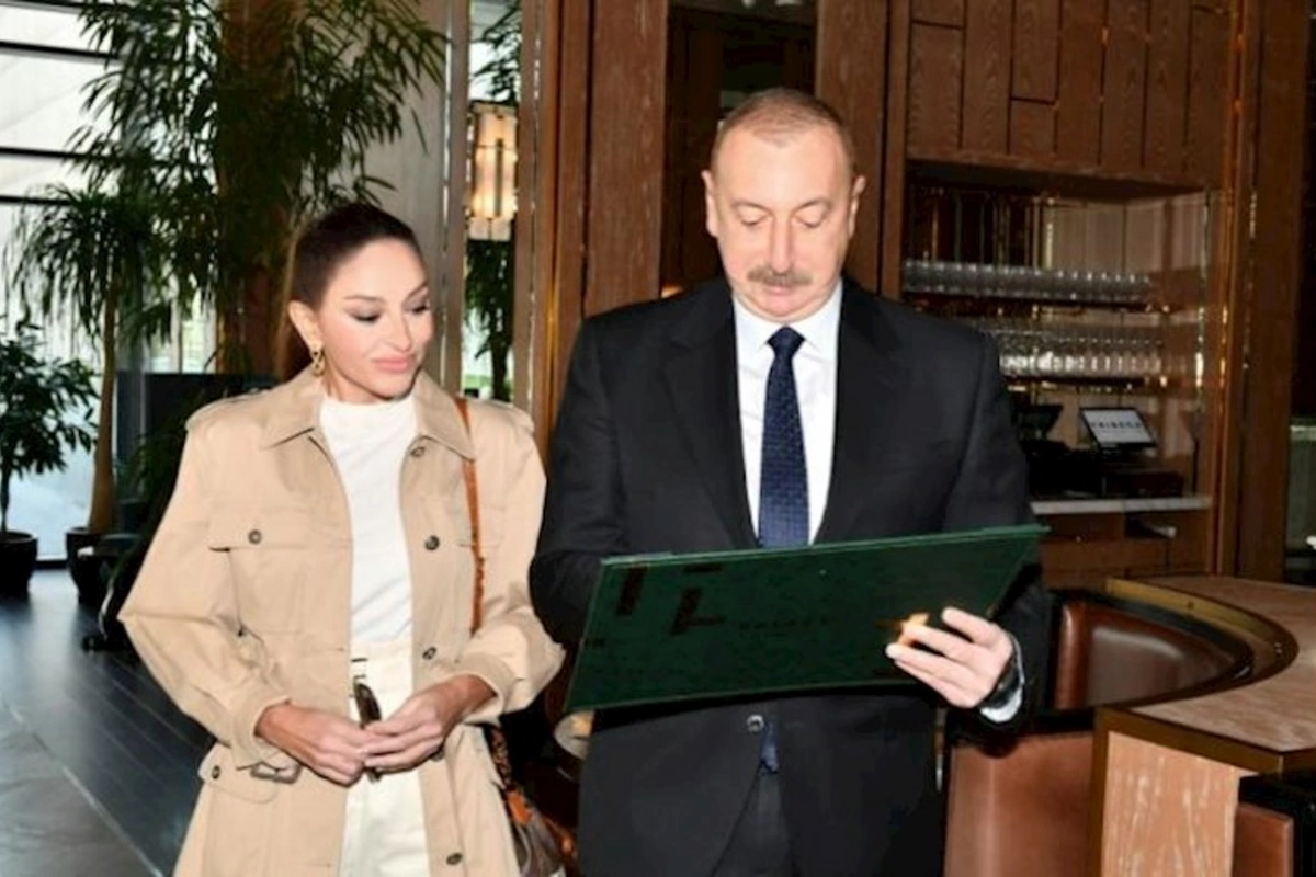 Prezident və birinci xanım xatirə kitabına imza atdılar