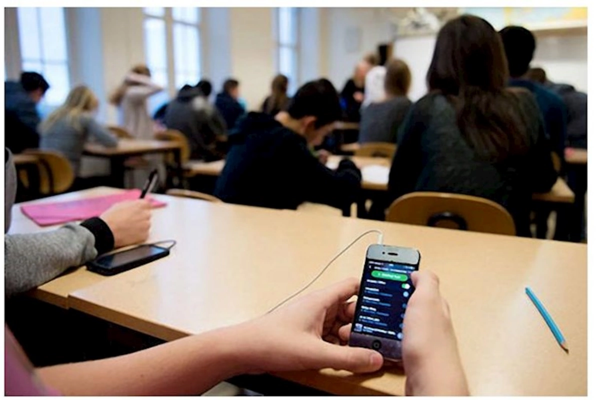 Şagirdlərin məktəbə telefon aparması qadağan olunacaq? — Nazirlik açıqladı
