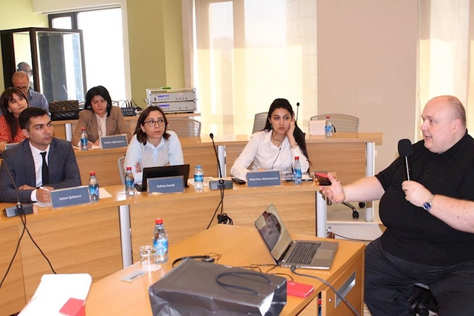 “Media savadlılığı və dezinformasiya ilə mübarizə” mövzusunda təlim proqramına başlanılıb — FOTOLAR