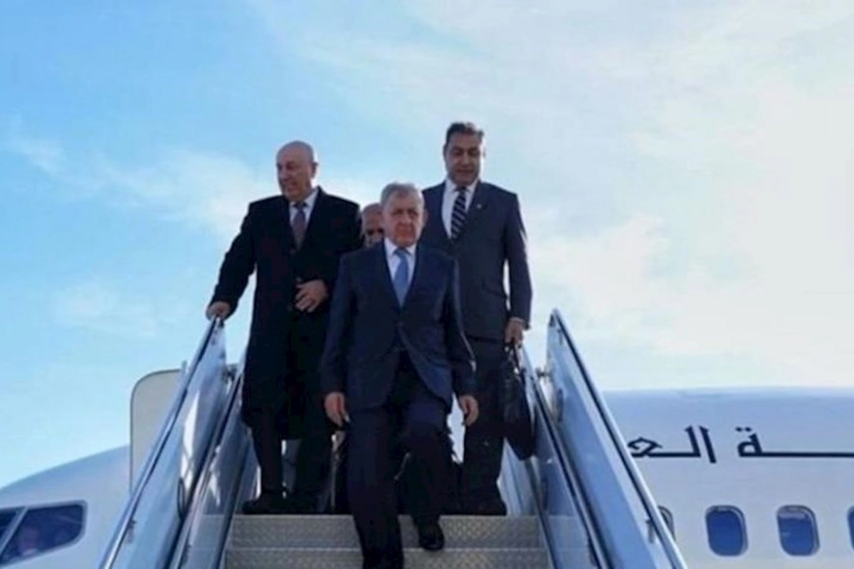 Prezident təyyarədən enərkən yıxıldı — Qolu sındı