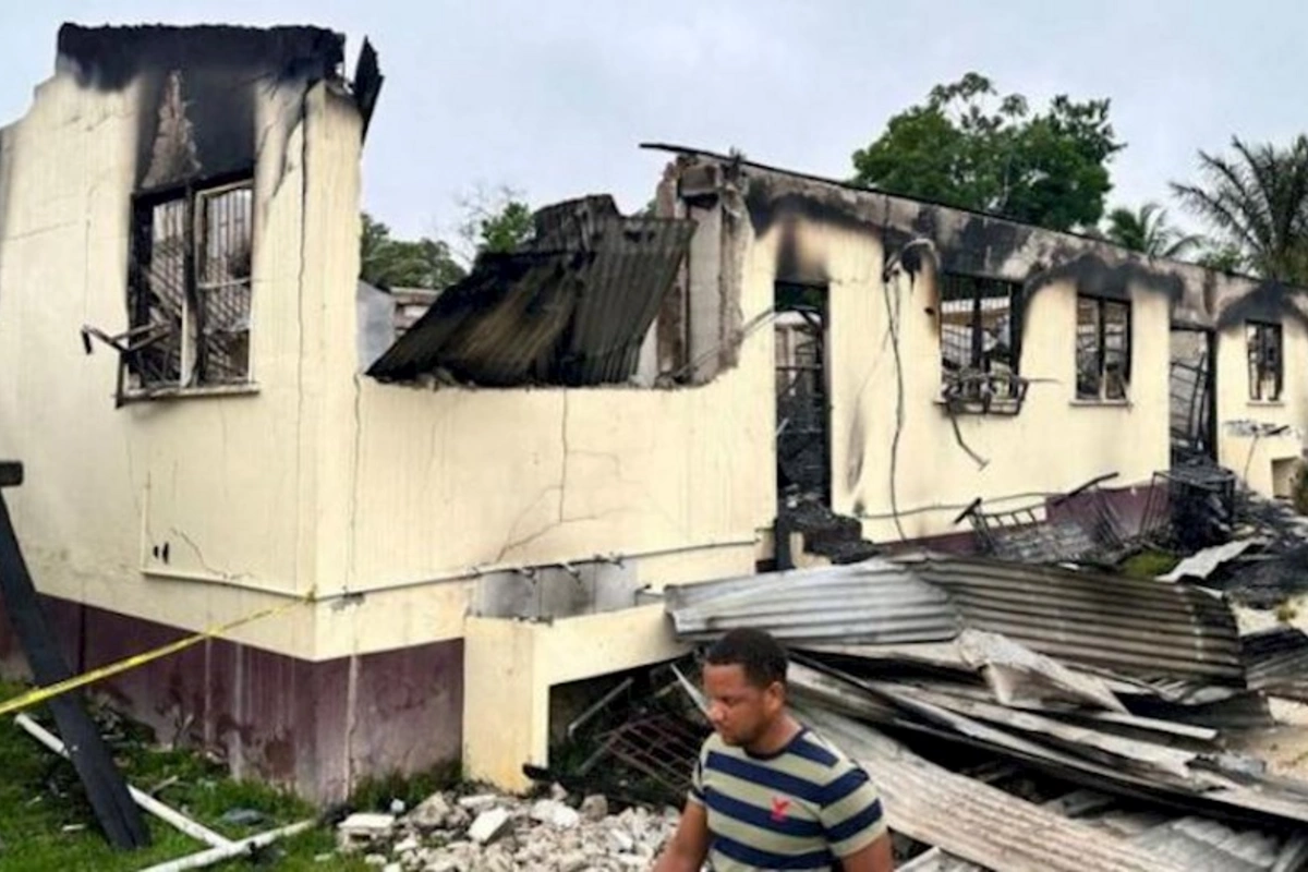 Şagird yataqxananı yandırdı — 19 nəfər öldü