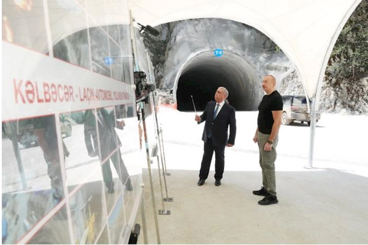 Prezident Toğanalı-Kəlbəcər-İstisu avtomobil yolunda inşa edilmiş tunellər və Kəlbəcər-Laçın avtomobil yolunda görülən işlərlə tanış olub