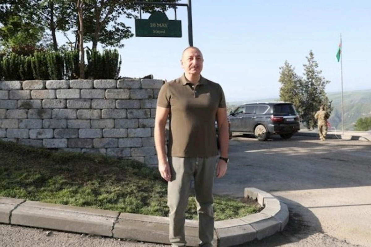 Prezident İlham Əliyev Laçın şəhərində Heydər Əliyev, Zəfər və 28 May küçələrinin kəsişməsində lövhələrin açılışını edib