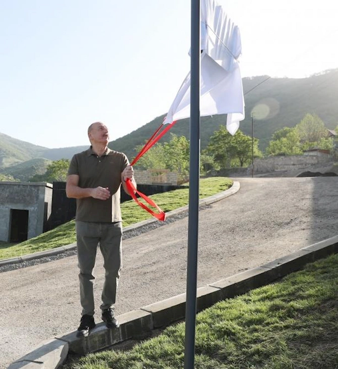 Prezident İlham Əliyev Laçın şəhərində Heydər Əliyev, Zəfər və 28 May küçələrinin kəsişməsində lövhələrin açılışını edib Prezident İlham Əliyev Laçın şəhərində Heydər Əliyev, Zəfər və 28 May küçələrinin kəsişməsində lövhələrin açılışını edib