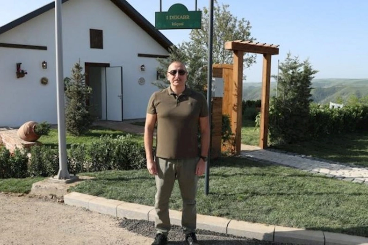 İlham Əliyev Laçında 1 Dekabr küçəsində lövhənin açılışını edib, bərpa olunmuş evlə tanış olub
