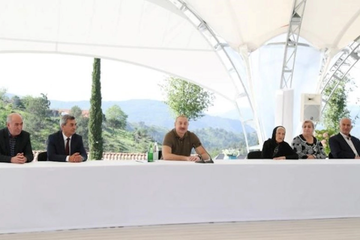 Dövlət başçısı Laçın şəhərinə qayıdan əhali ilə görüşüb, evlərin açarlarını onlara təqdim edib