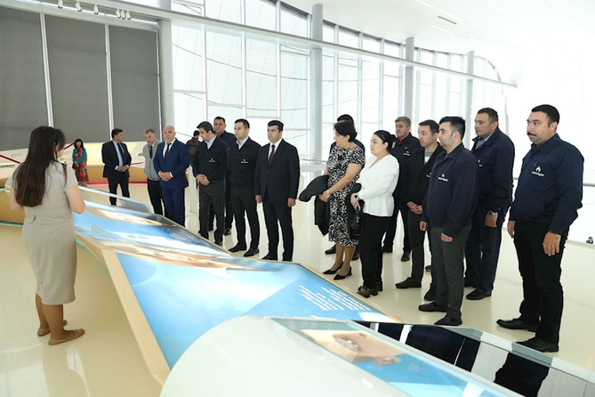SOCAR “Azəriqaz” İB-nin rəhbər şəxslərinin Heydər Əliyev Mərkəzinə ekskursiyası təşkil olunub — FOTO