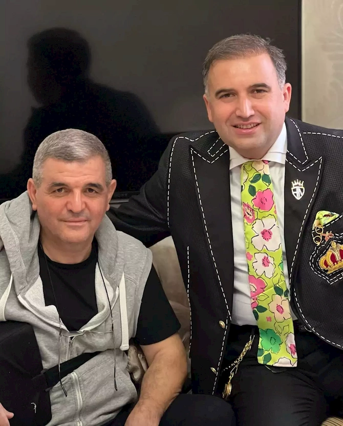 Hacı Nuran Fazil Mustafanın evində — FOTO