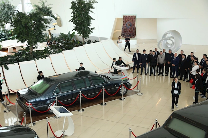 SOCAR “Azəriqaz” İB-nin rəhbər şəxslərinin Heydər Əliyev Mərkəzinə ekskursiyası təşkil olunub — FOTO