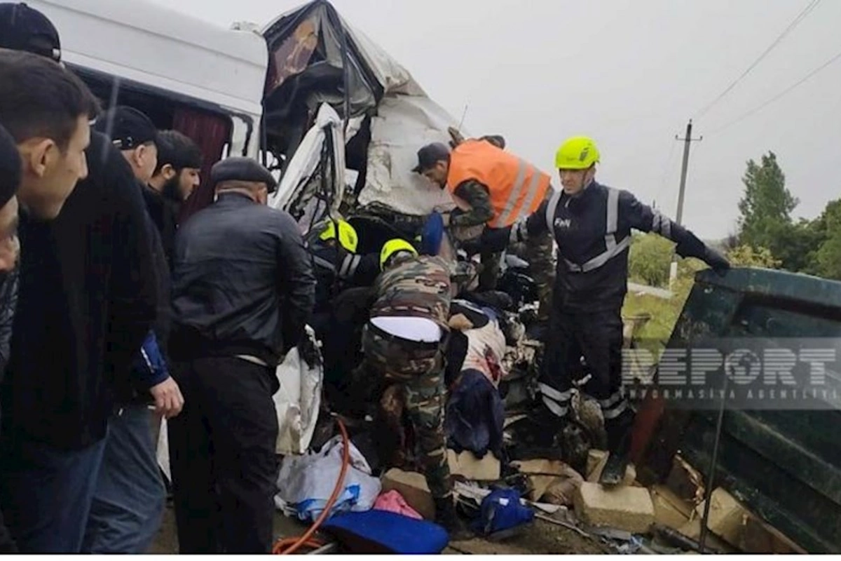 Kürdəmirdə dəhşətli qəza: Mikroavtobus KamAZa çırpıldı — 2 ölü, 8 yaralı