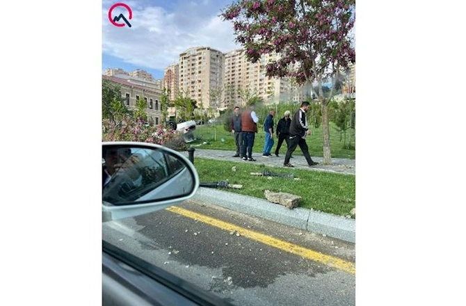 Bakıda maşın parka girib aşdı — VİDEO/FOTO Bakıda maşın parka girib aşdı — VİDEO/FOTO