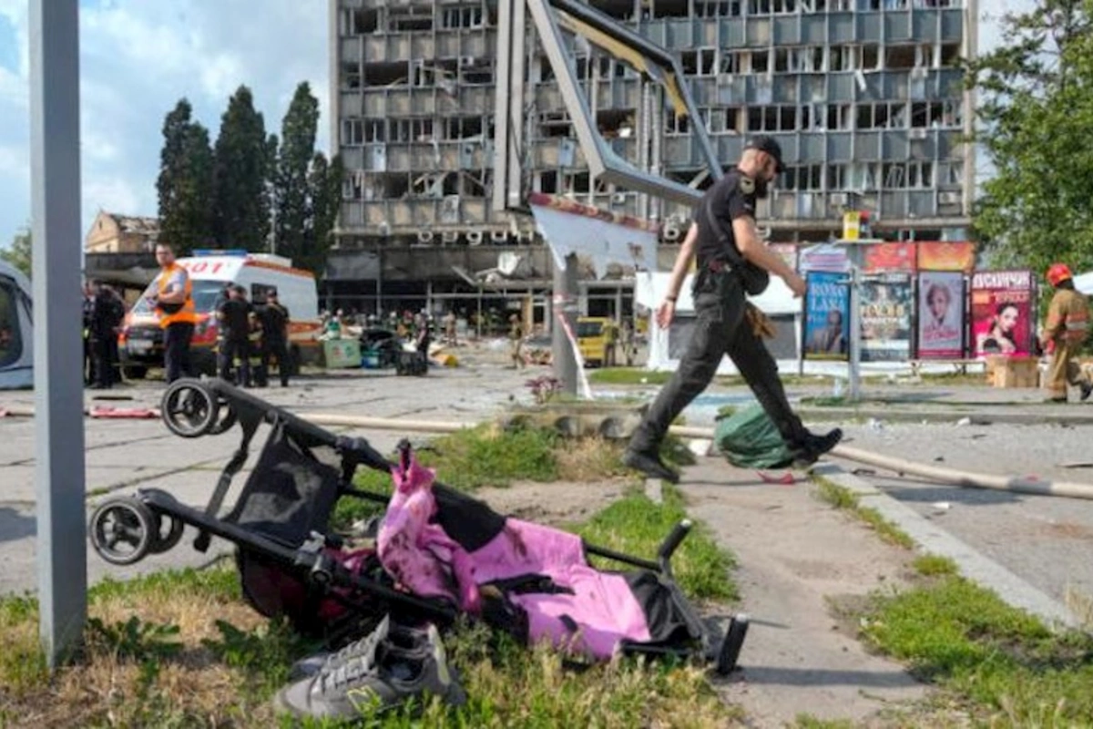 Məktəblilər Rusiyanın raket hücumuna məruz qaldı — FOTO