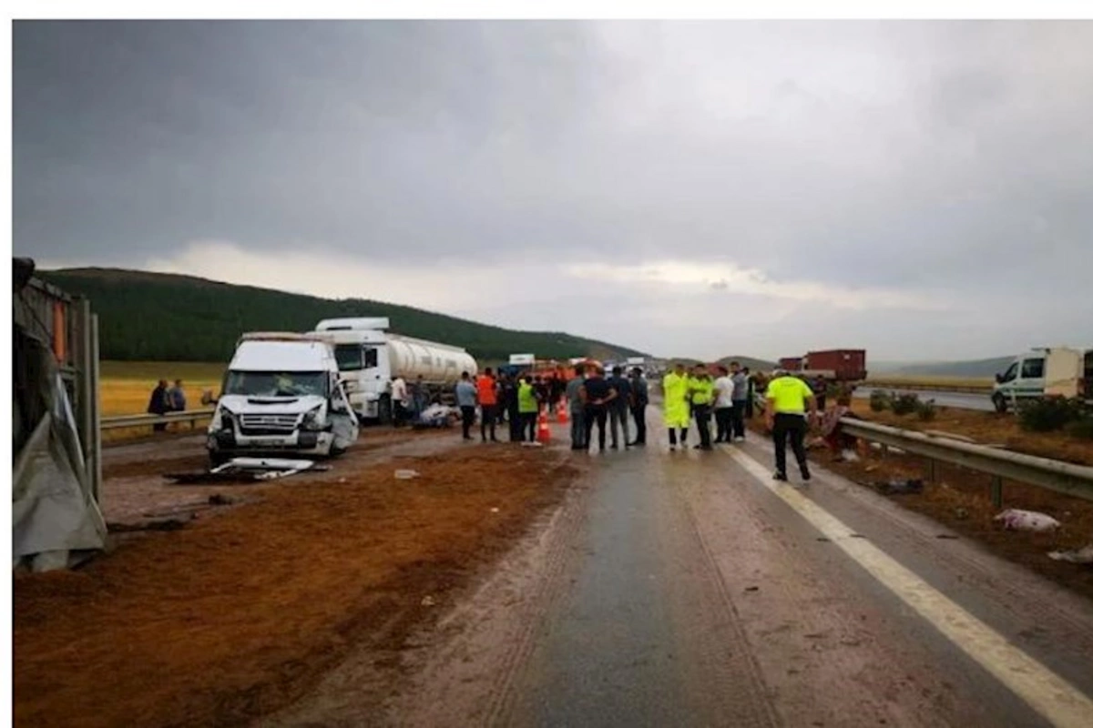 Türkiyədə zəncirvari qəza: 2 ölü, 20 yaralı