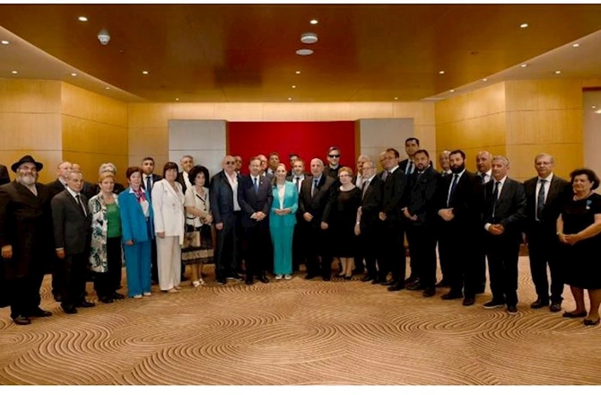 İsrail Prezidenti yəhudi icması ilə görüşüb — FOTO İsrail Prezidenti yəhudi icması ilə görüşüb — FOTO