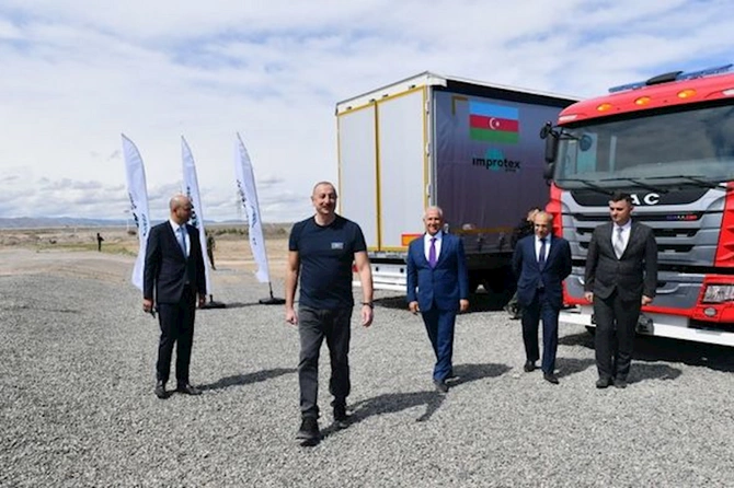 Prezident “Araz Vadisi İqtisadi Zonası”ndakı işlərlə tanış olub, bir neçə müəssisənin təməlini qoyub — FOTO Prezident “Araz Vadisi İqtisadi Zonası”ndakı işlərlə tanış olub, bir neçə müəssisənin təməlini qoyub — FOTO