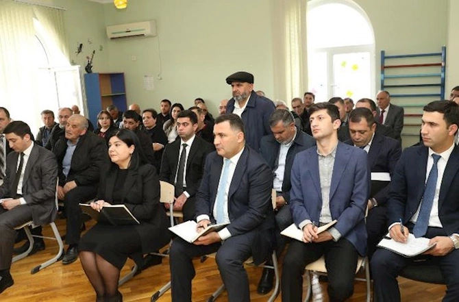 Abşeronun icra başçısı vətəndaşları qəbul etdi — FOTOLAR Abşeronun icra başçısı vətəndaşları qəbul etdi — FOTOLAR