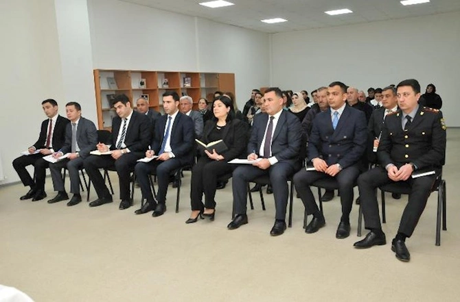 Abşeronun icra başçısı vətəndaşları qəbul etdi — FOTOLAR Abşeronun icra başçısı vətəndaşları qəbul etdi — FOTOLAR