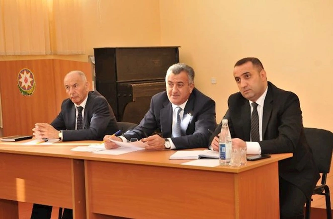 Abşeronun icra başçısı vətəndaşları qəbul etdi — FOTOLAR Abşeronun icra başçısı vətəndaşları qəbul etdi — FOTOLAR