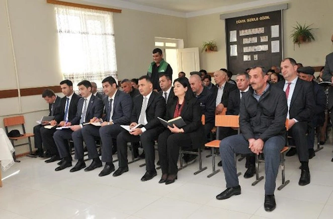 Abşeronun icra başçısı vətəndaşları qəbul etdi — FOTOLAR Abşeronun icra başçısı vətəndaşları qəbul etdi — FOTOLAR