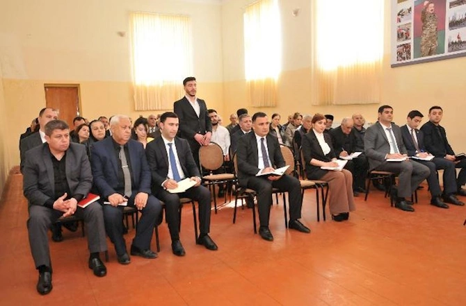 Abşeronun icra başçısı vətəndaşları qəbul etdi — FOTOLAR Abşeronun icra başçısı vətəndaşları qəbul etdi — FOTOLAR