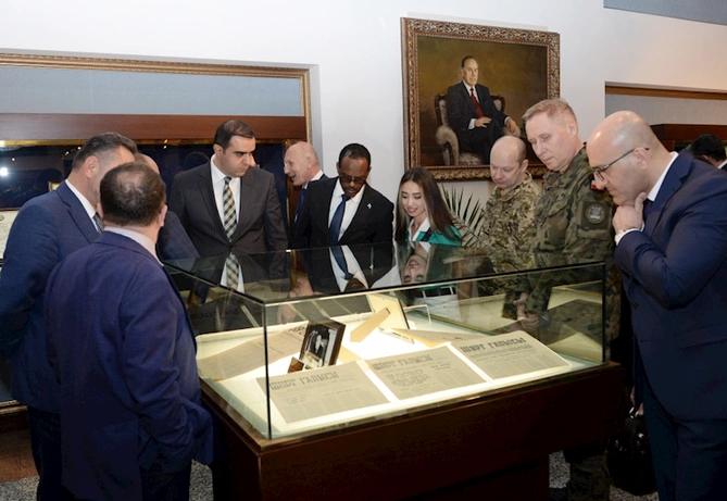 Xarici diplomatlar və hərbi attaşelər Naxçıvanda Ulu Öndərin abidəsini və Heydər Əliyev Muzeyini ziyarət ediblər