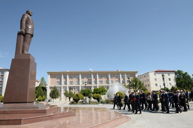 Xarici diplomatlar və hərbi attaşelər Naxçıvanda Ulu Öndərin abidəsini və Heydər Əliyev Muzeyini ziyarət ediblər