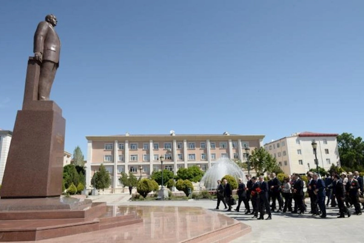 Xarici diplomatlar və hərbi attaşelər Naxçıvanda Ulu Öndərin abidəsini və Heydər Əliyev Muzeyini ziyarət ediblər
