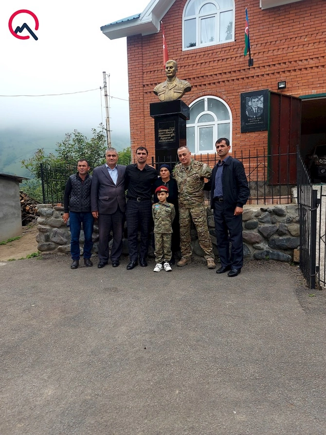 Hikmət Mirzəyev Pəncəlinin anasının qarşısında... — FOTOLAR Hikmət Mirzəyev Pəncəlinin anasının qarşısında... — FOTOLAR