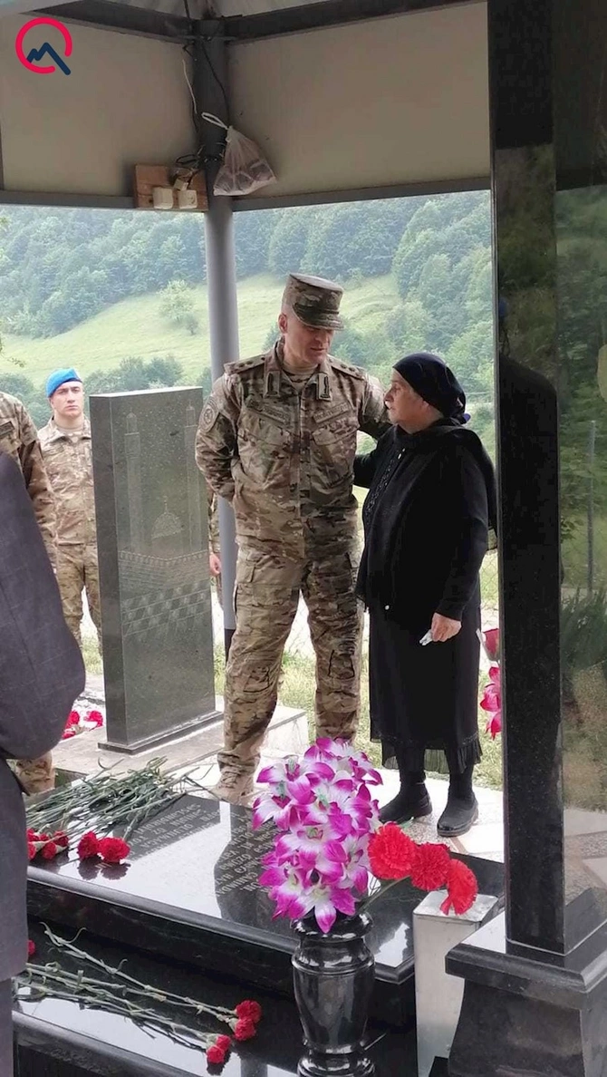 Hikmət Mirzəyev Pəncəlinin anasının qarşısında... — FOTOLAR Hikmət Mirzəyev Pəncəlinin anasının qarşısında... — FOTOLAR
