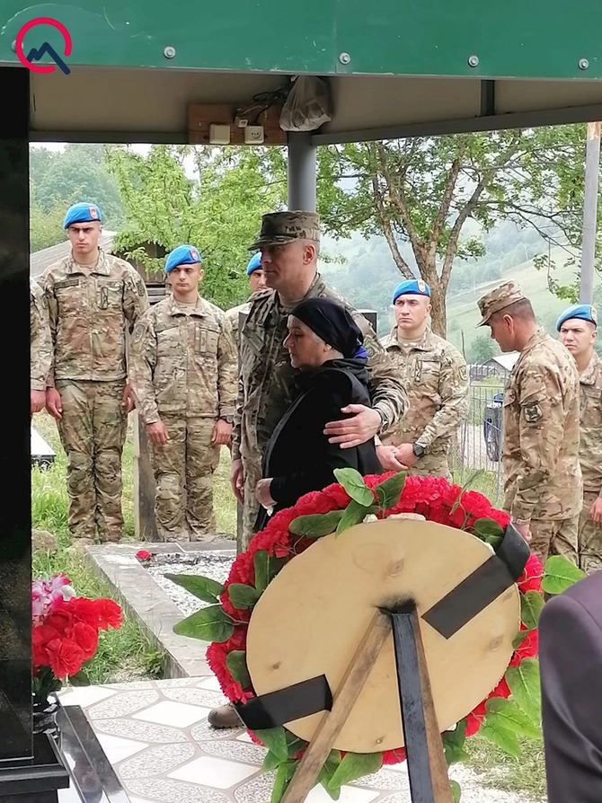 Hikmət Mirzəyev Pəncəlinin anasının qarşısında... — FOTOLAR Hikmət Mirzəyev Pəncəlinin anasının qarşısında... — FOTOLAR