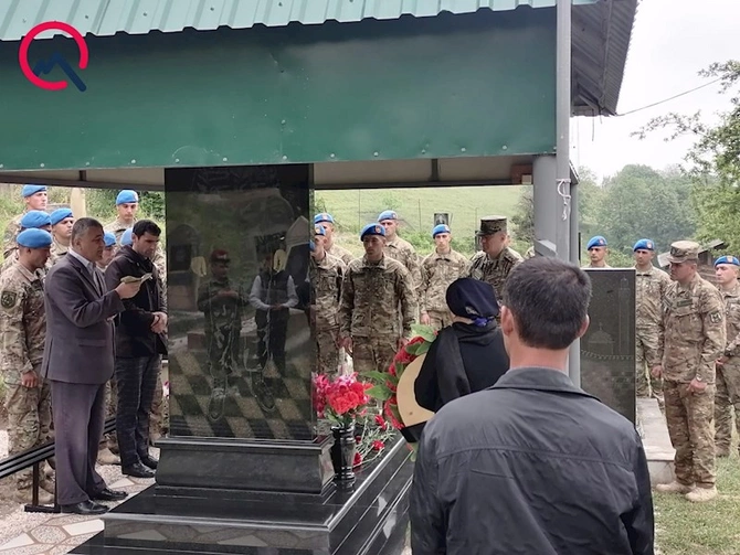 Hikmət Mirzəyev Pəncəlinin anasının qarşısında... — FOTOLAR Hikmət Mirzəyev Pəncəlinin anasının qarşısında... — FOTOLAR