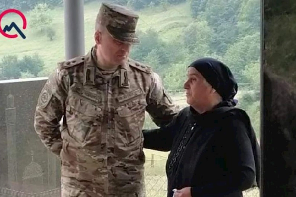 Hikmət Mirzəyev Pəncəlinin anasının qarşısında... — FOTOLAR
