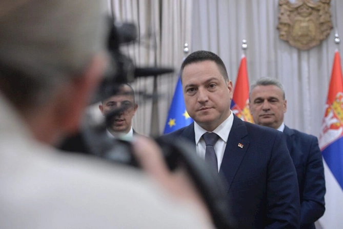 Məktəbə edilən silahlı hücuma görə nazir istefa verdi — FOTO
