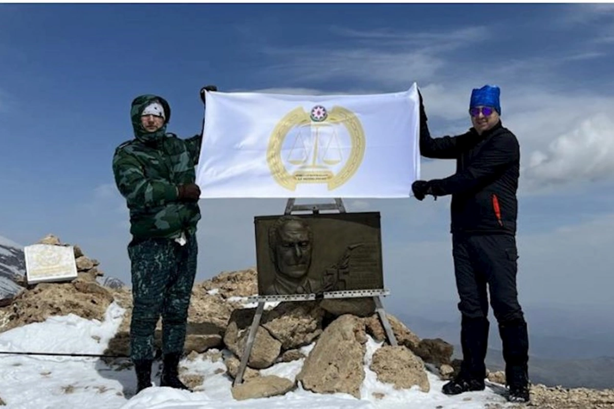 Məhkəmənin vəzifəli şəxsləri “Heydər zirvəsi”nə yürüş ediblər — FOTOLAR