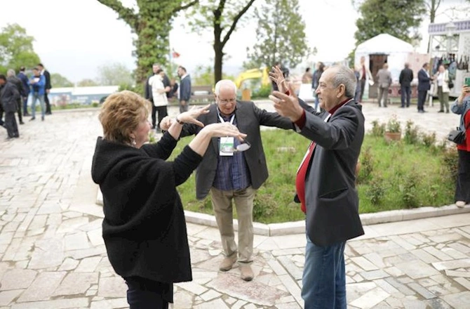 “Xarıbülbül” festivalı başladı — FOTOLAR