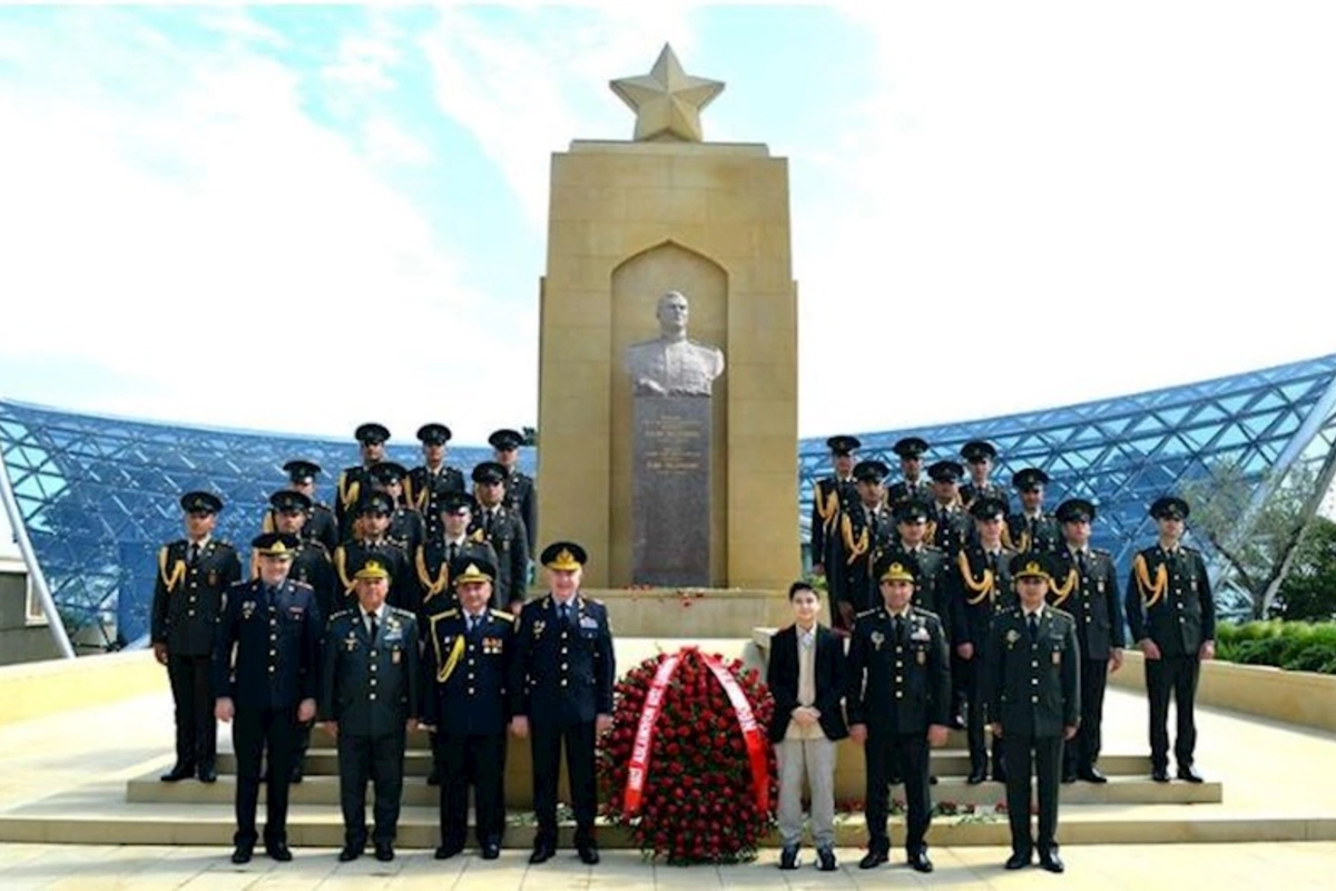 Hərbçilər Həzi Aslanovun məzarını ziyarət etdi