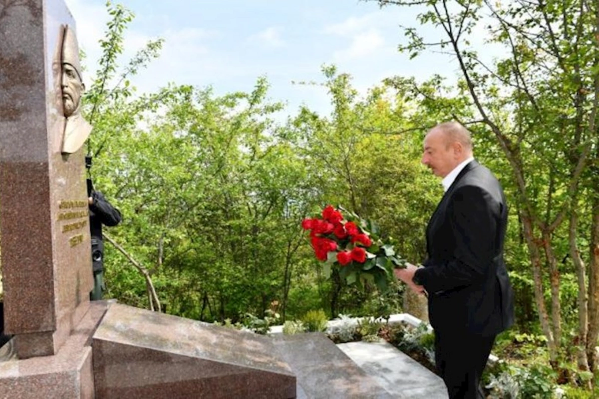 İlham Əliyev Mir Möhsün Nəvvabın məzarını ziyarət etdi — FOTOLAR