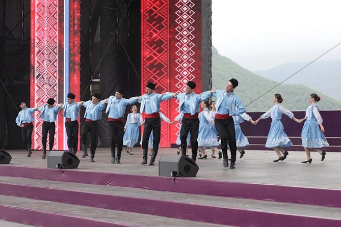 Cıdır düzündə “Xarıbülbül” festivalının açılış konserti olub — FOTOLAR