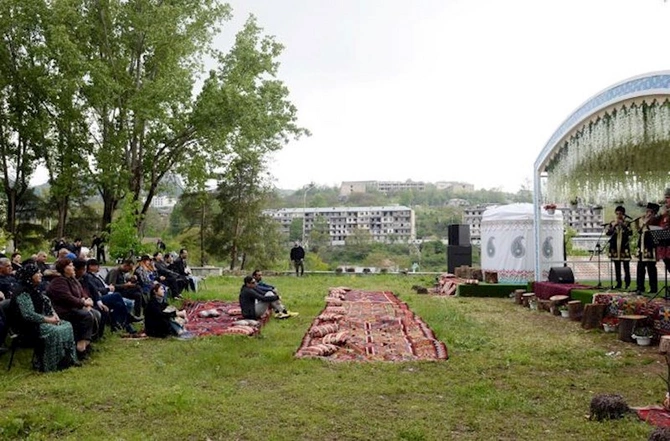 “Xarıbülbül” festivalı başladı — FOTOLAR