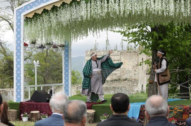 “Xarıbülbül” festivalı başladı — FOTOLAR