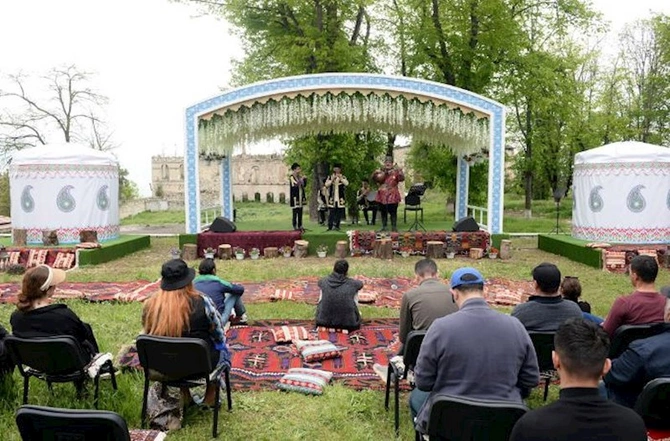 “Xarıbülbül” festivalı başladı — FOTOLAR